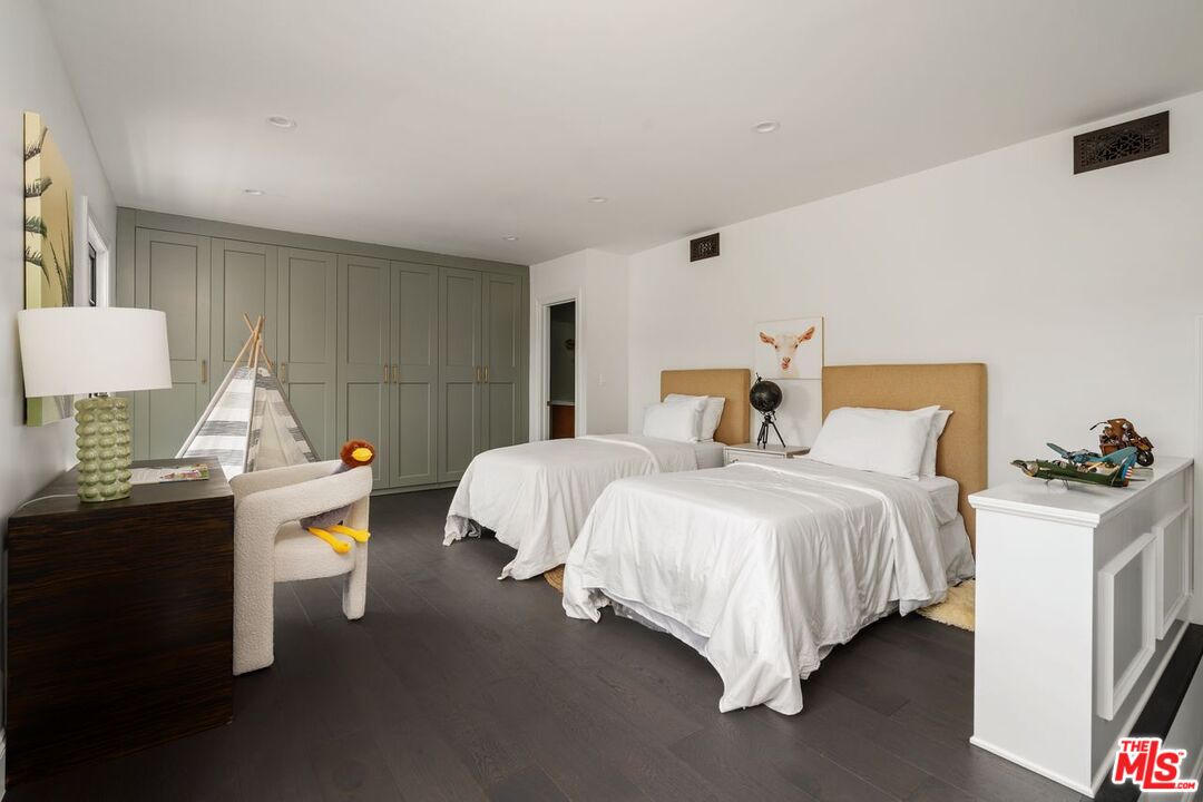 223 S Alta Vista Blvd