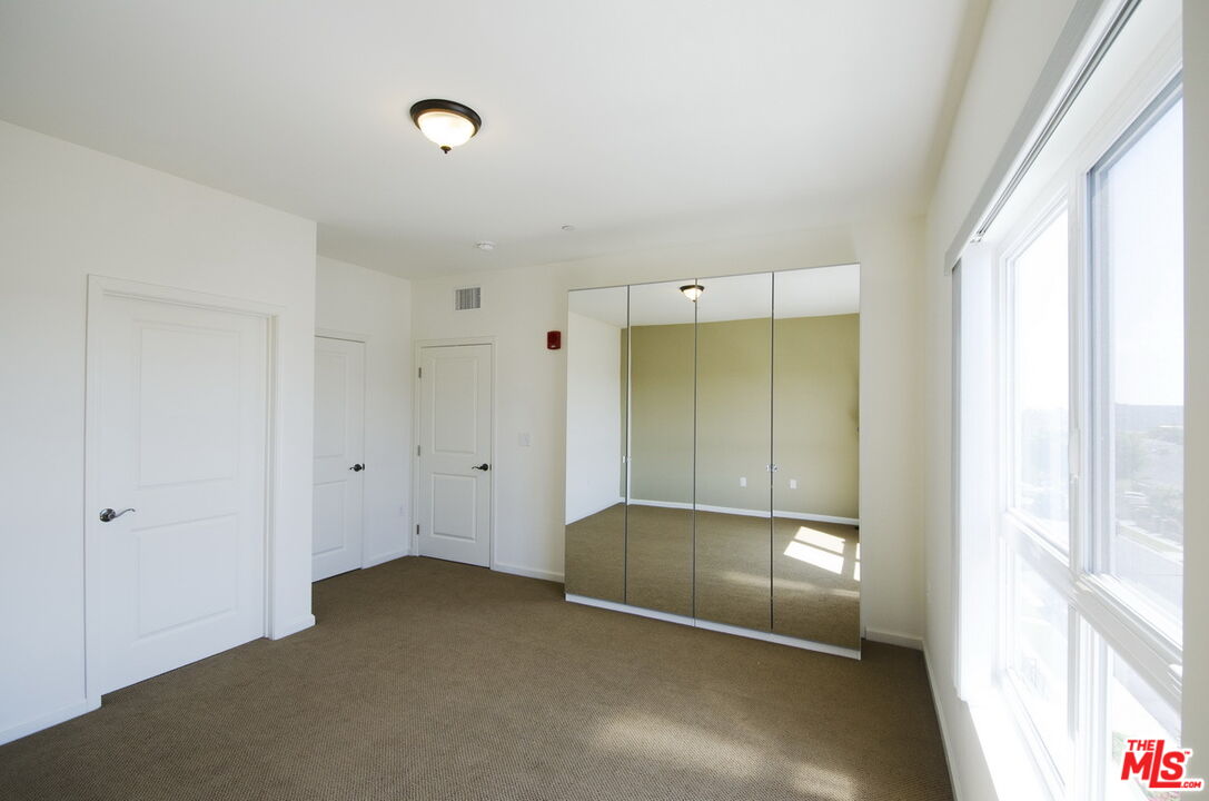 546 N Oxford Ave Unit: 303