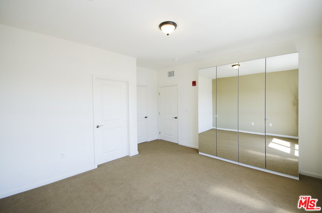 546 N Oxford Ave Unit: 303