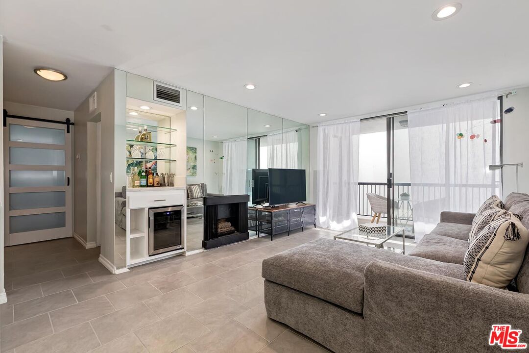 906 N Doheny Dr Unit: 418