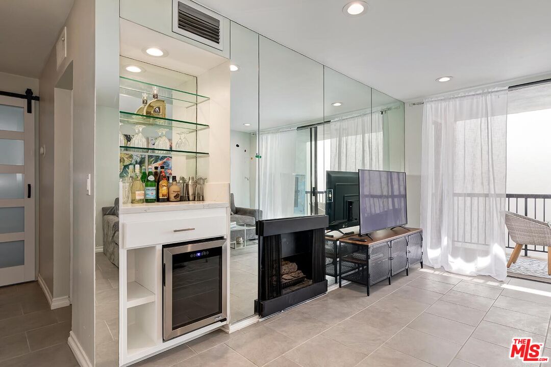 906 N Doheny Dr Unit: 418