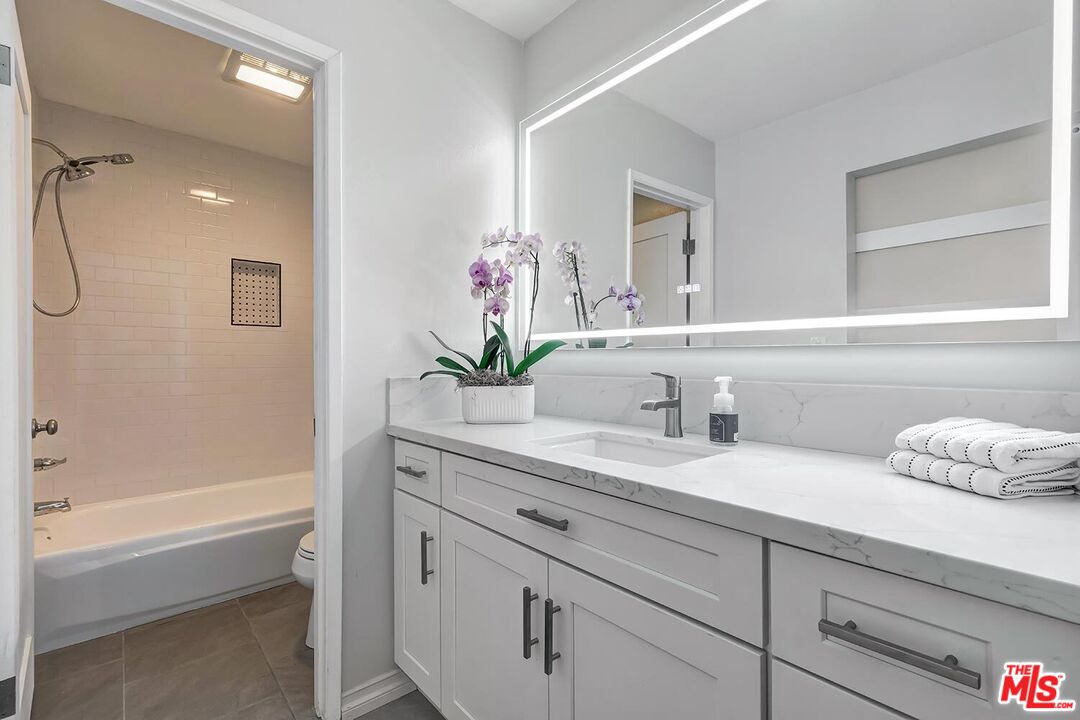 906 N Doheny Dr Unit: 418