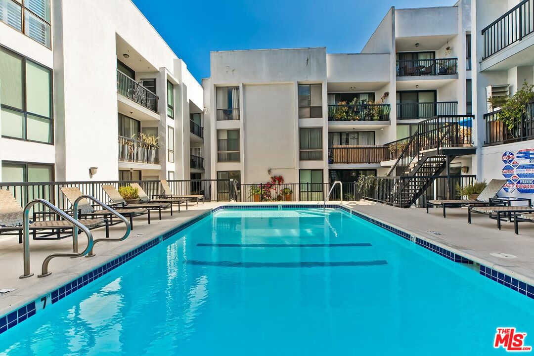 906 N Doheny Dr Unit: 418