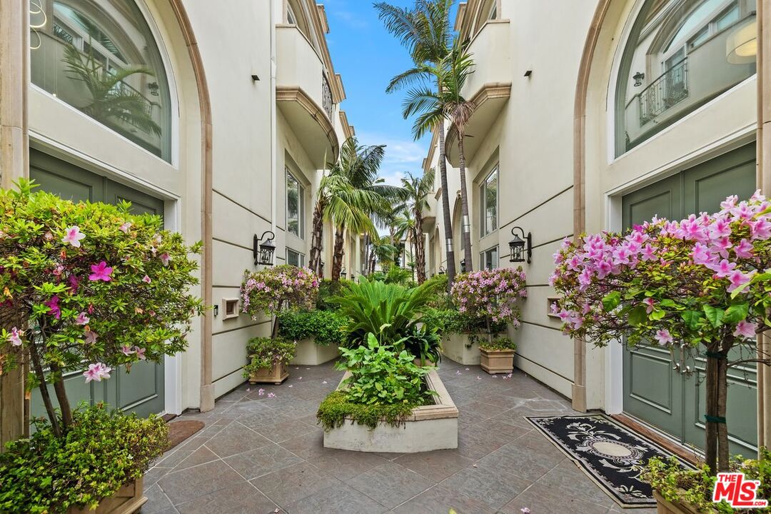 11974 Mayfield Ave Unit: 2