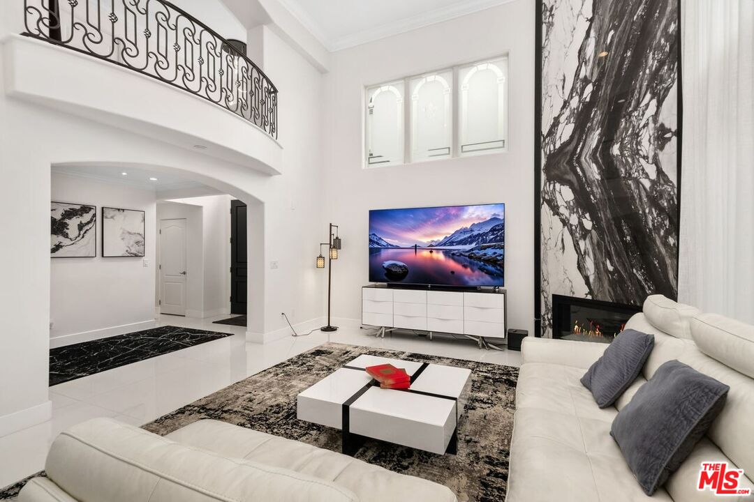 11974 Mayfield Ave Unit: 2