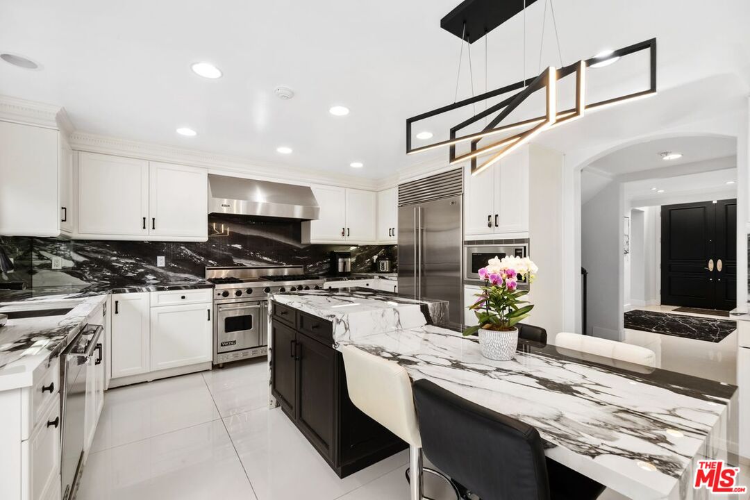 11974 Mayfield Ave Unit: 2