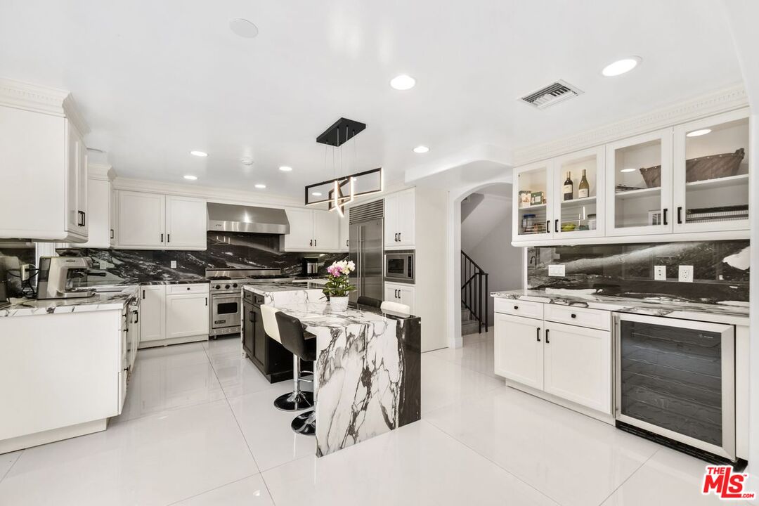 11974 Mayfield Ave Unit: 2