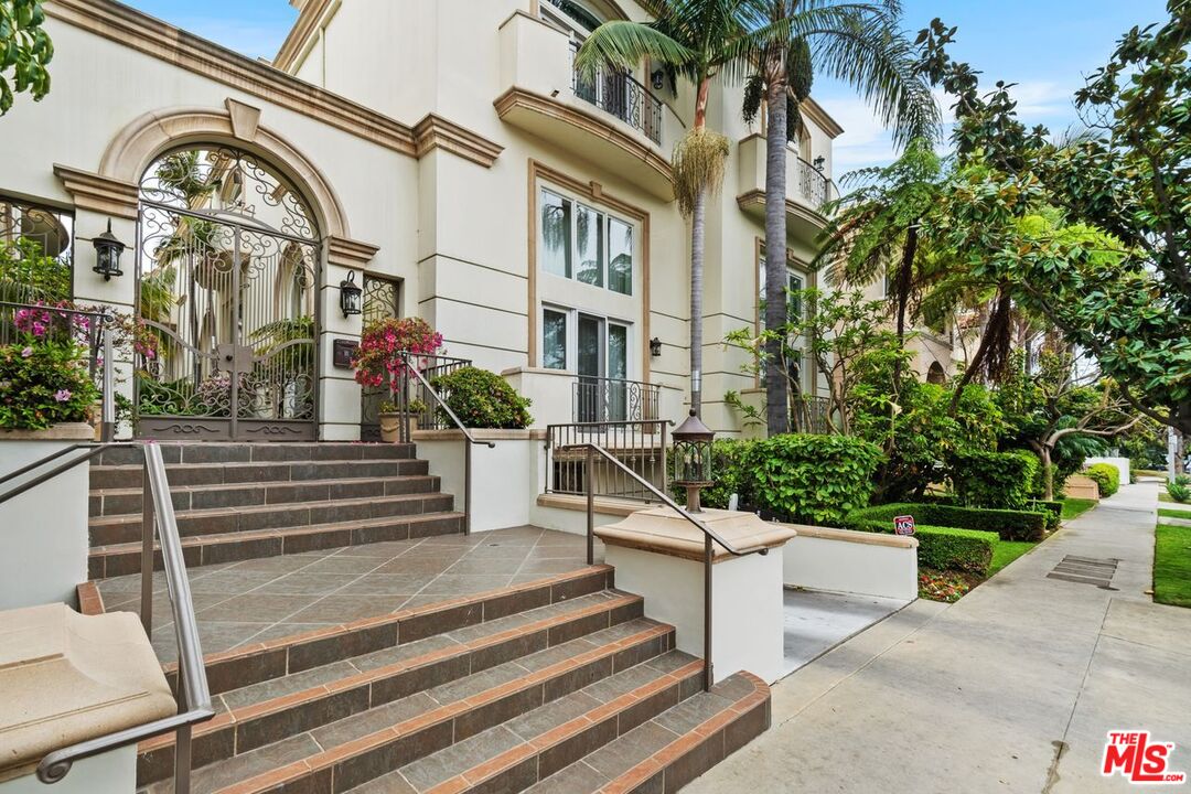 11974 Mayfield Ave Unit: 2