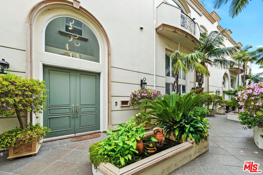 11974 Mayfield Ave Unit: 2