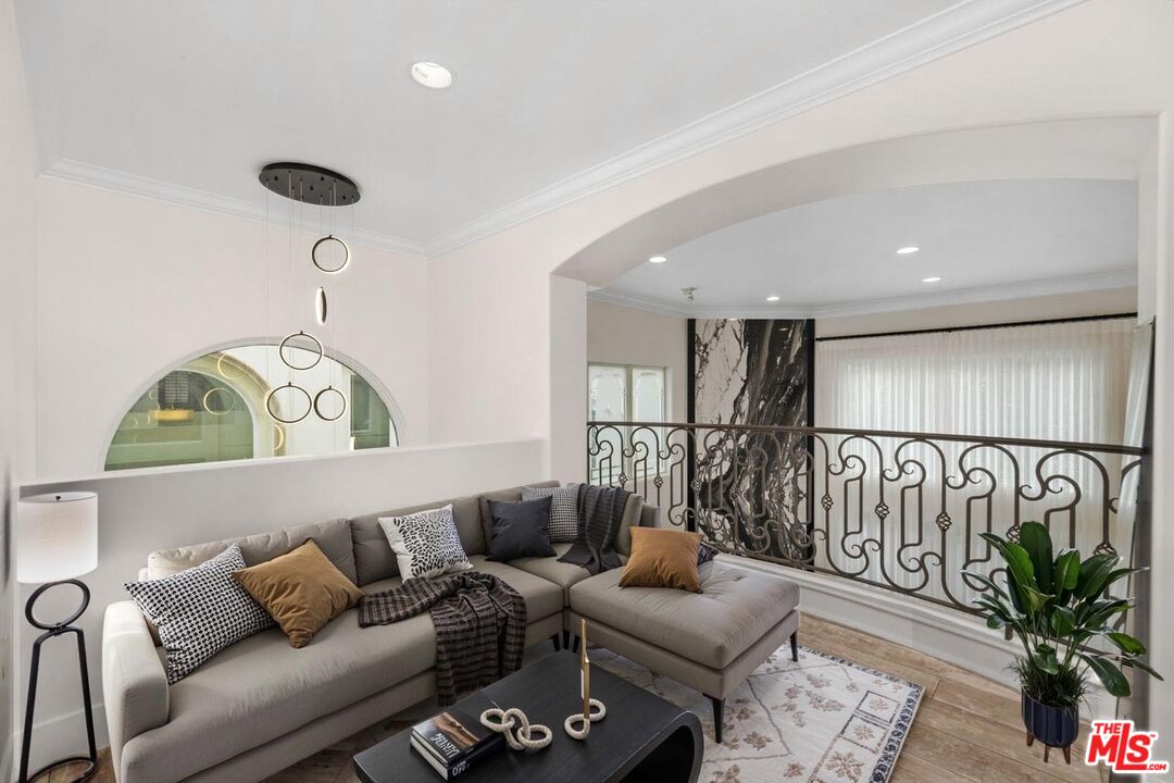 11974 Mayfield Ave Unit: 2