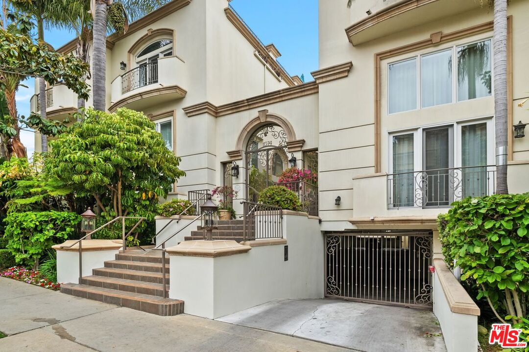 11974 Mayfield Ave Unit: 2