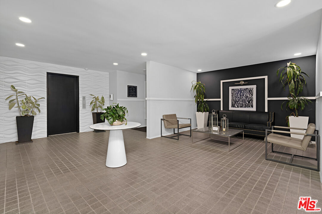 1010 N Kings Rd Unit: 218