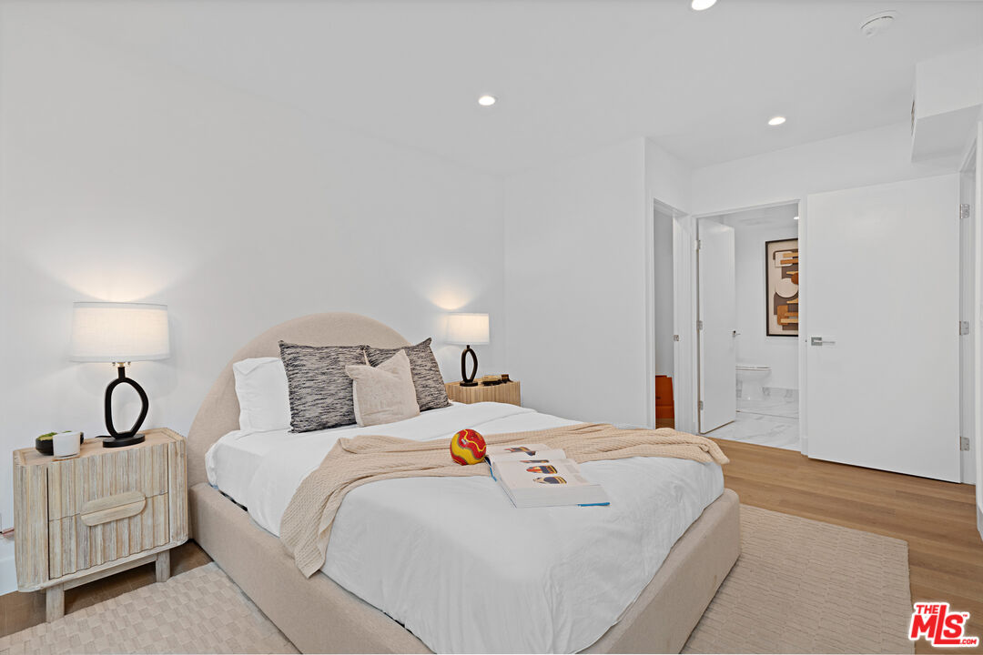 1010 N Kings Rd Unit: 218