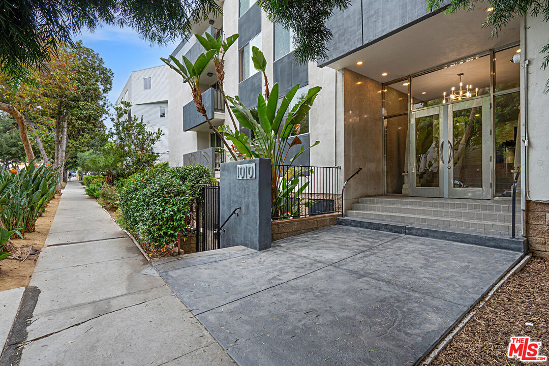 1010 N Kings Rd Unit: 218