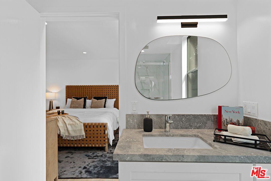 1010 N Kings Rd Unit: 218