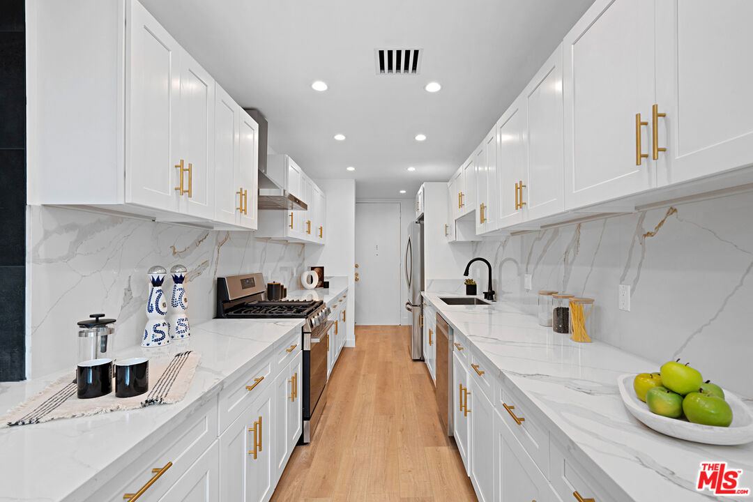 1010 N Kings Rd Unit: 218