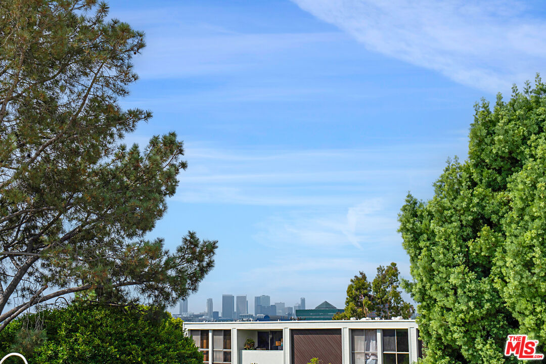 1010 N Kings Rd Unit: 218