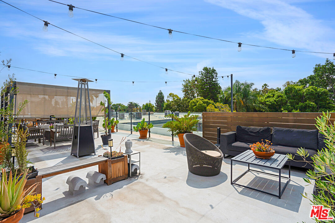 1010 N Kings Rd Unit: 218