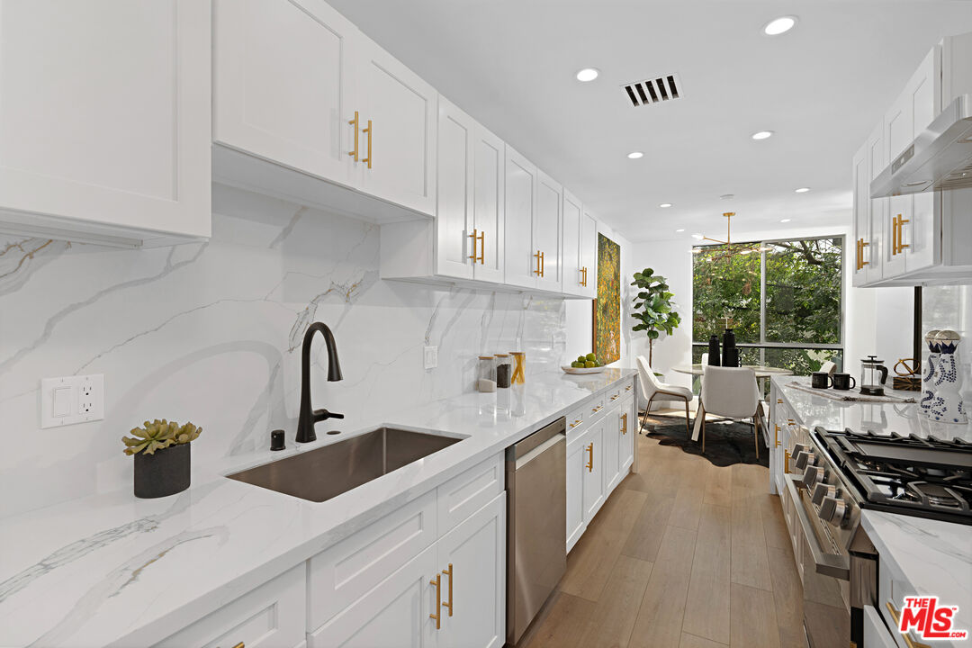 1010 N Kings Rd Unit: 218