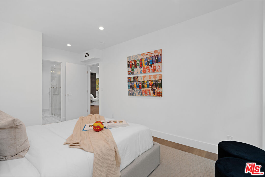 1010 N Kings Rd Unit: 218