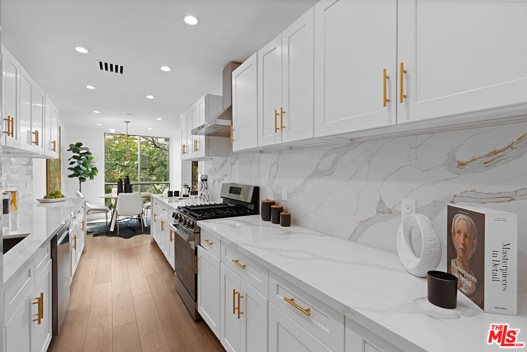 1010 N Kings Rd Unit: 218