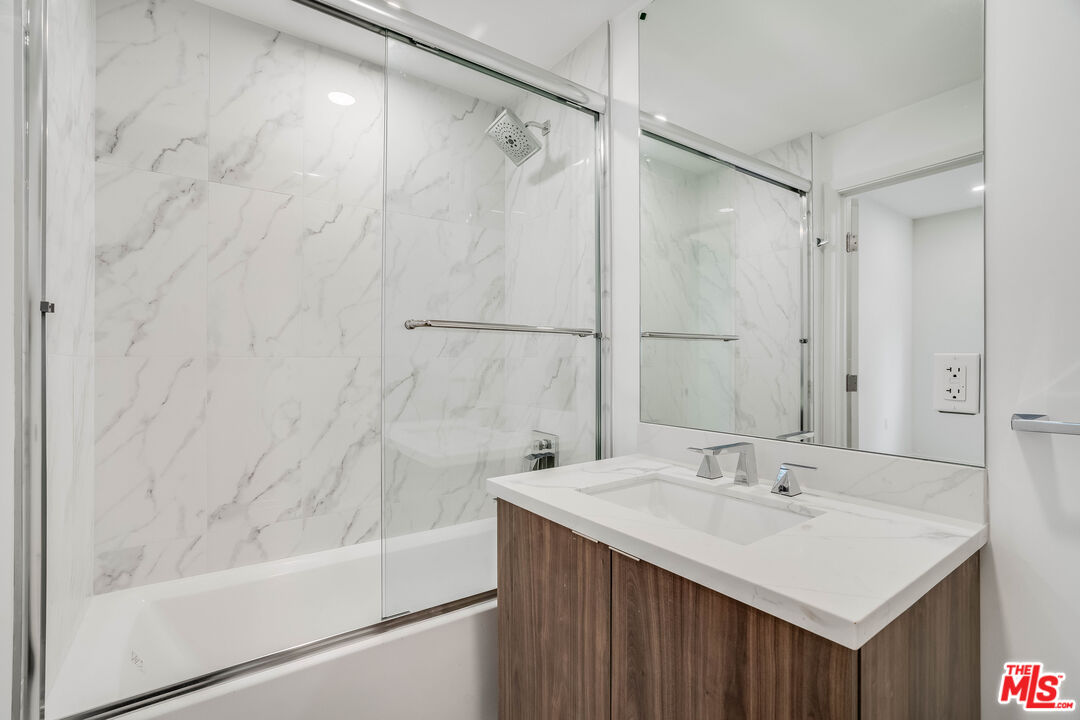 1021 S Shenandoah St Unit: 102