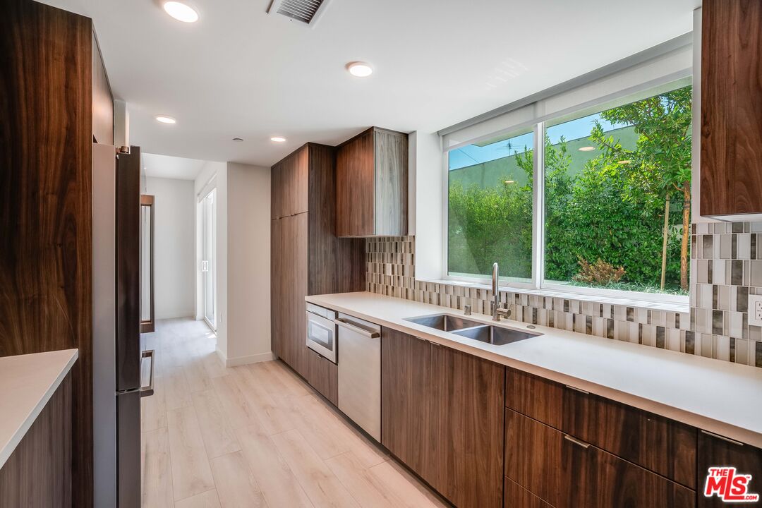 1021 S Shenandoah St Unit: 102