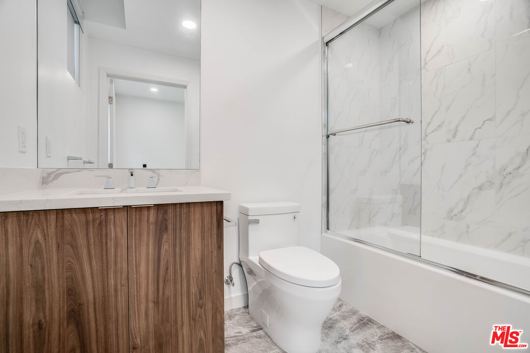 1021 S Shenandoah St Unit: 102