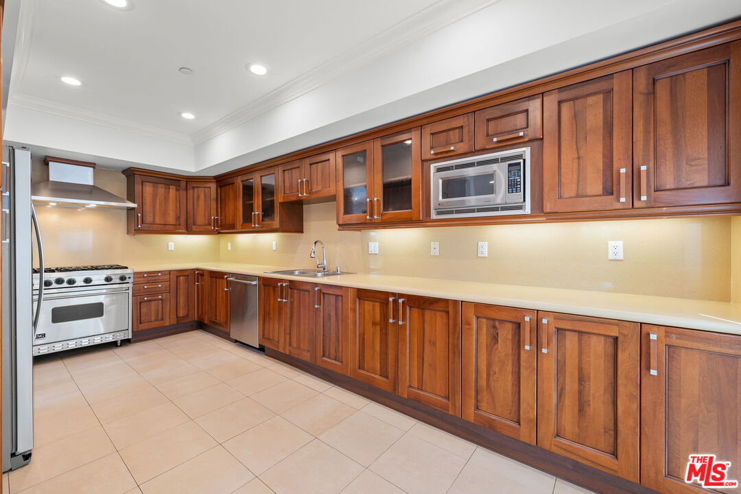 1726 Stoner Ave Unit: 102