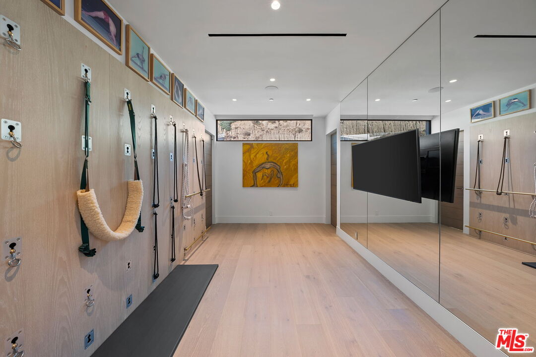 938 Palisades Beach Rd