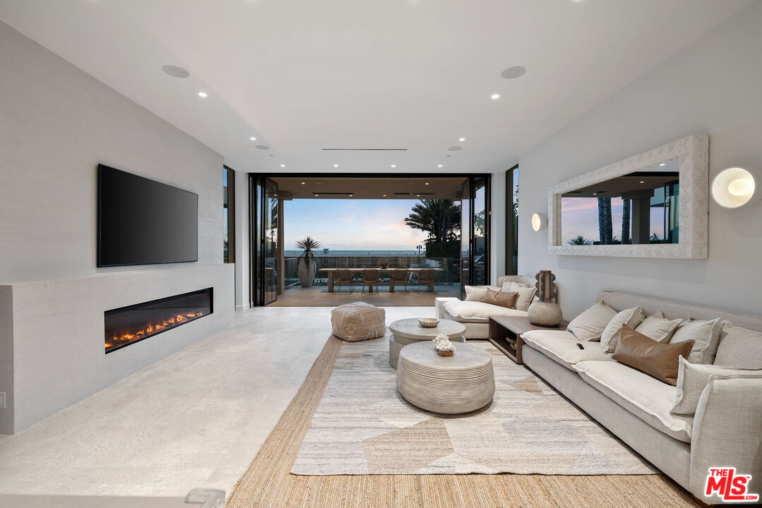 938 Palisades Beach Rd