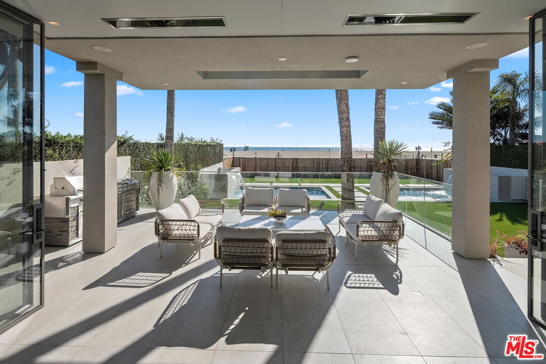 938 Palisades Beach Rd