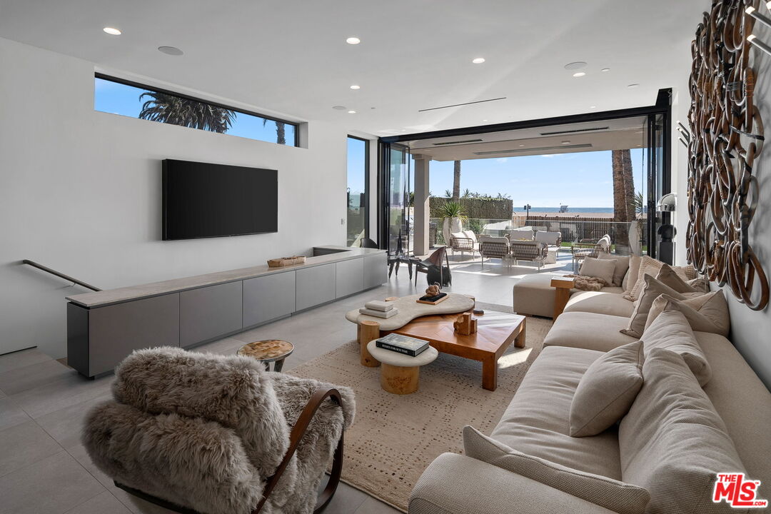 938 Palisades Beach Rd