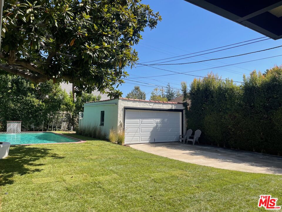 160 S Poinsettia Pl