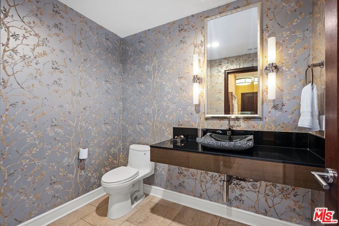 447 N Doheny Dr Unit: 102