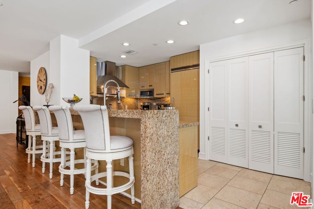 447 N Doheny Dr Unit: 102