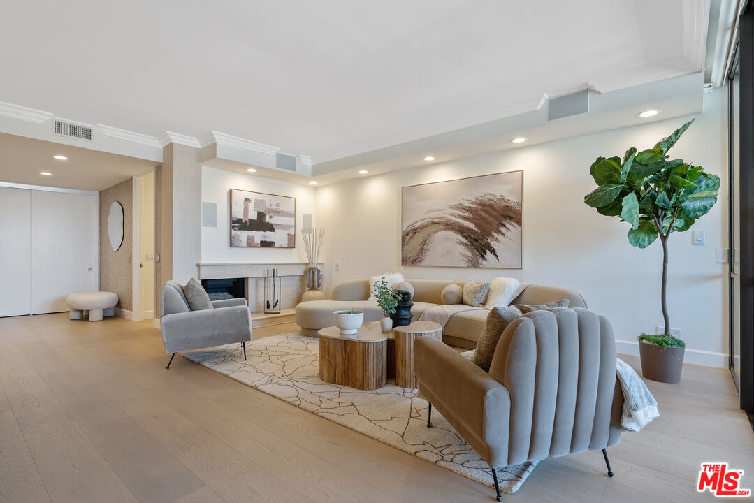 211 S Spalding Dr Unit: 205N