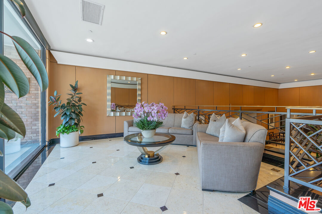 211 S Spalding Dr Unit: 205N