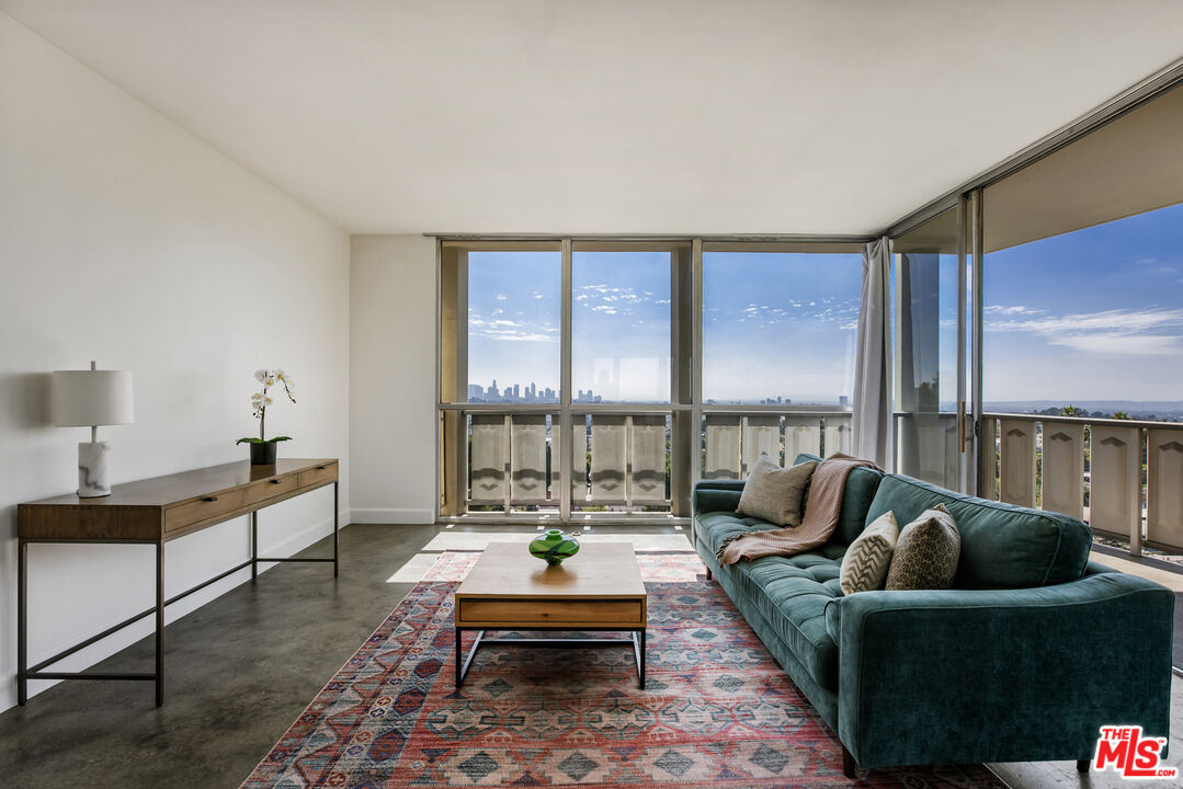 4411 Los Feliz Blvd Unit: 901