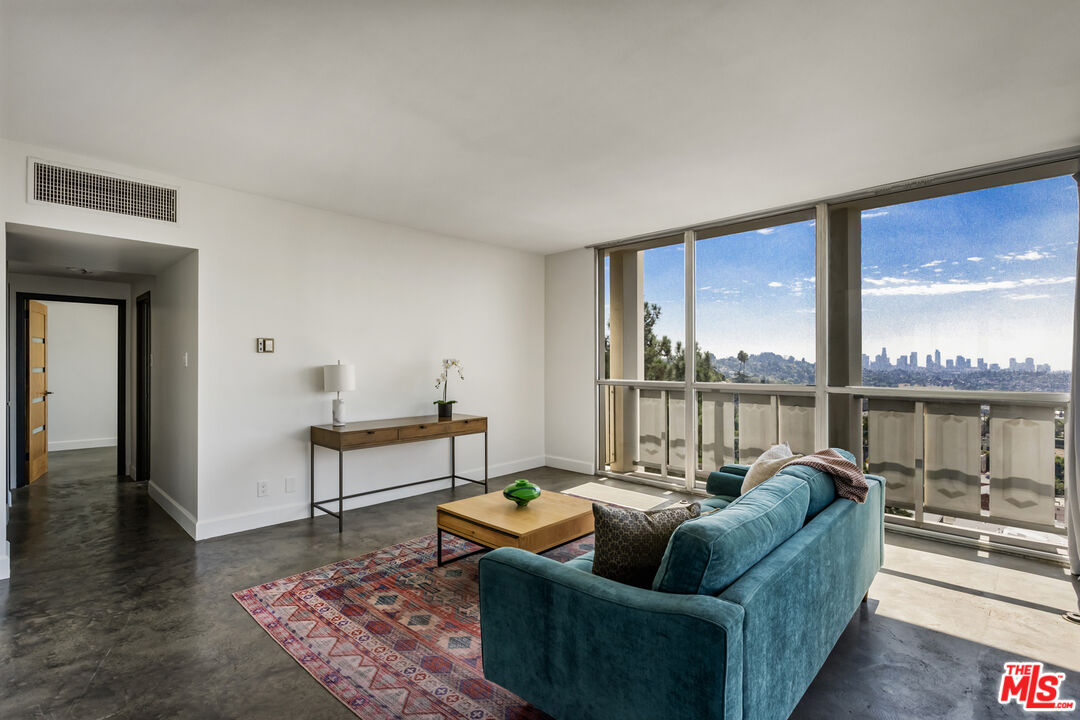 4411 Los Feliz Blvd Unit: 901