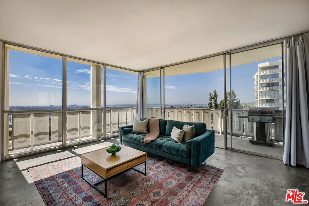 4411 Los Feliz Blvd Unit: 901