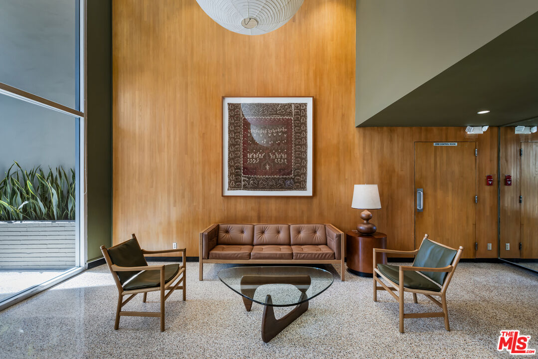 4411 Los Feliz Blvd Unit: 901