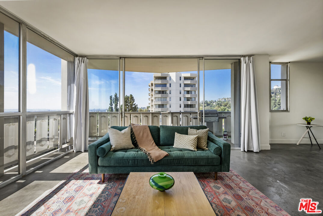 4411 Los Feliz Blvd Unit: 901