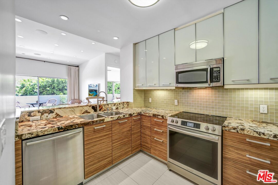 999 N Doheny Dr Unit: 106