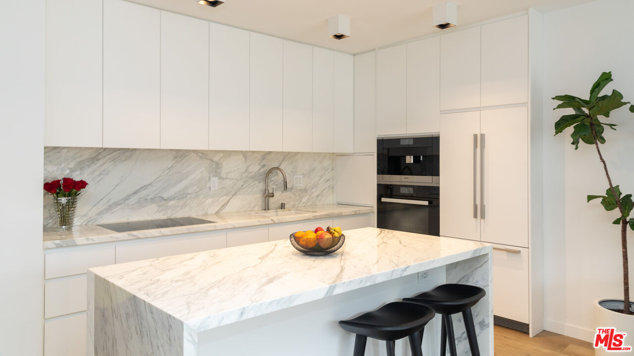 999 N Doheny Dr Unit: 212