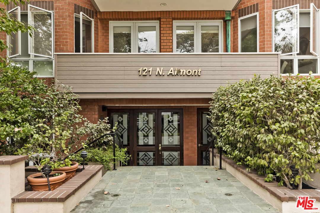 121 N Almont Dr Unit: 103