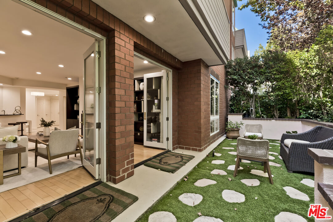 121 N Almont Dr Unit: 103