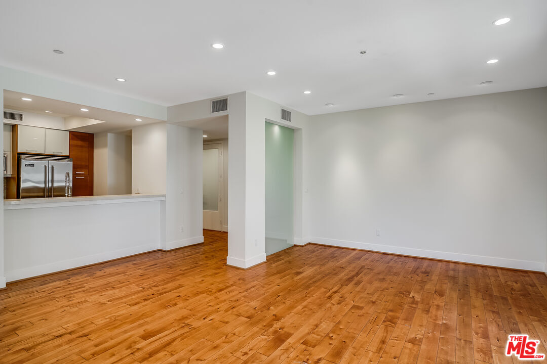 1517 S Bentley Ave Unit: 205