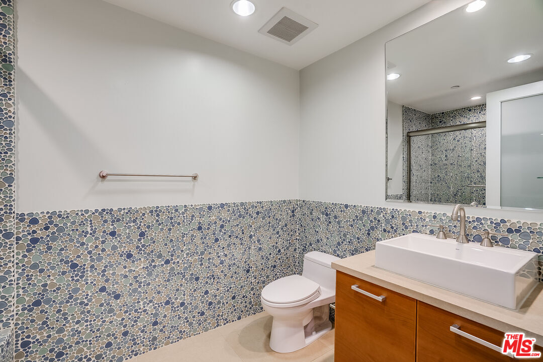 1517 S Bentley Ave Unit: 205