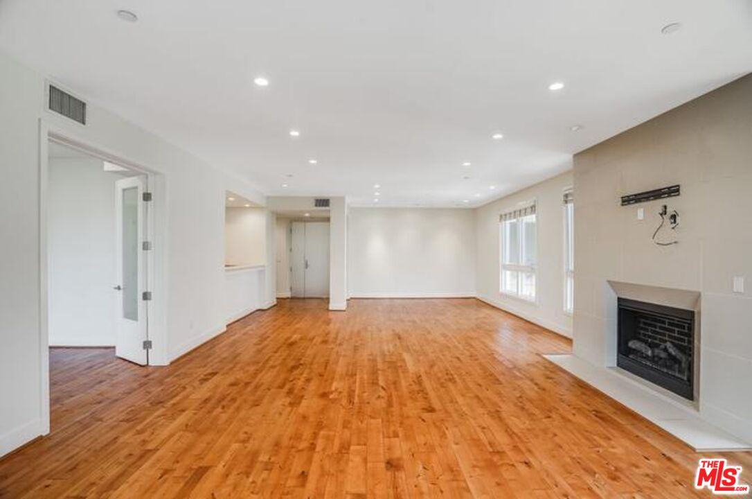 1517 S Bentley Ave Unit: 205